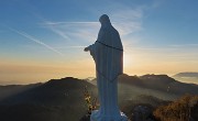 67 La bella bianca Madonnina con vista sui monti dell'Altopiano Selvino-Aviatico